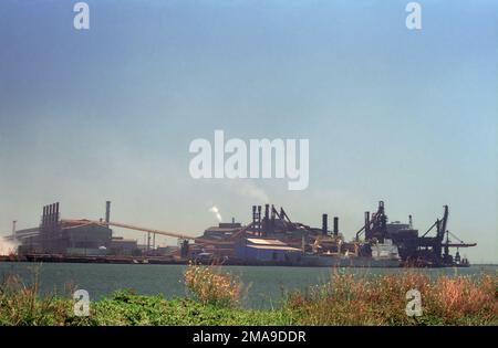 Guardando attraverso il fiume Hunter dalla Riserva di Walsh Point, l'Isola di Kooragang fino all'attuale defunta e demolita acciaieria di BHP, Newcastle, nuovo Galles del Sud, Australia, 1993 Foto Stock