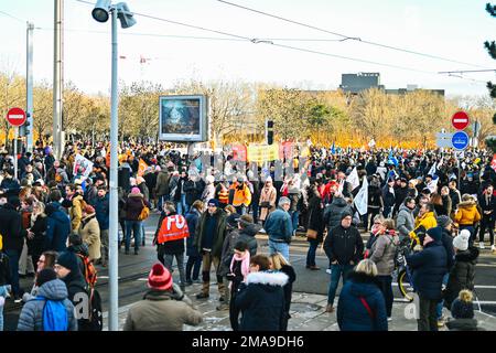 19 gennaio 2023, Clermont Ferrand, Auvergne Rodano Alpi, Francia: Giornata nazionale di sciopero in Francia, il 19th gennaio, contro la riforma delle pensioni. Qui, a Clermont-Ferrand, migliaia di persone hanno marciato per le strade insieme a diversi sindacati. (Credit Image: © Adrien Fillon/ZUMA Press Wire) SOLO PER USO EDITORIALE! Non per USO commerciale! Foto Stock