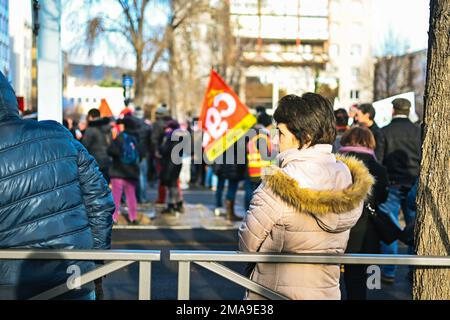 19 gennaio 2023, Clermont Ferrand, Auvergne Rodano Alpi, Francia: Giornata nazionale di sciopero in Francia, il 19th gennaio, contro la riforma delle pensioni. Qui, a Clermont-Ferrand, migliaia di persone hanno marciato per le strade insieme a diversi sindacati. (Credit Image: © Adrien Fillon/ZUMA Press Wire) SOLO PER USO EDITORIALE! Non per USO commerciale! Foto Stock