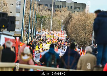 19 gennaio 2023, Clermont Ferrand, Auvergne Rodano Alpi, Francia: Giornata nazionale di sciopero in Francia, il 19th gennaio, contro la riforma delle pensioni. Qui, a Clermont-Ferrand, migliaia di persone hanno marciato per le strade insieme a diversi sindacati. (Credit Image: © Adrien Fillon/ZUMA Press Wire) SOLO PER USO EDITORIALE! Non per USO commerciale! Foto Stock