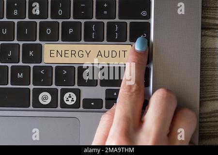 Scrittura del testo visualizzato Energy Audit. Valutazione delle esigenze energetiche e dell'efficienza di un edificio in una vetrina aziendale Foto Stock