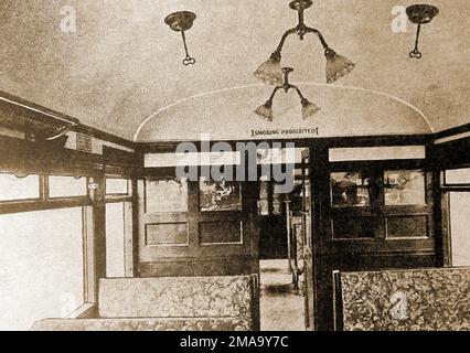 Una foto del 1930 dell'interno di una delle carrozze del treno elettrico appena introdotto. Foto Stock