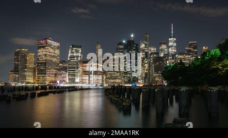Vista notturna di Lower Manhattan dal vecchio molo 1 di Brooklyn Foto Stock