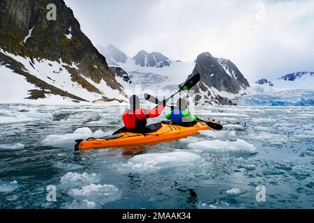 Kayak dal ghiacciaio Bråsvellbreen sulla remota isola disabitata di Nordaustlandet nell'archipeligo di Svalbard, nell'Alto Artico a nord di Nor Foto Stock