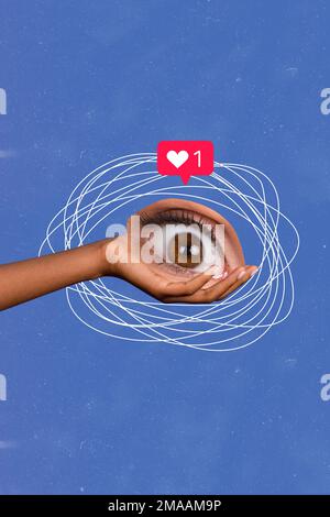 Immagine collage verticale di braccio palmo tenere enorme occhio umano guardare come notifica facebook twitter instagram Foto Stock