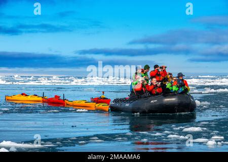 Kayak e foto a Svalbard. Nave da crociera della spedizione Greg Mortimer vicino a Torellneset Alkefjellet nell'arcipelago di Svalbard, Norvegia artica. Torell Foto Stock