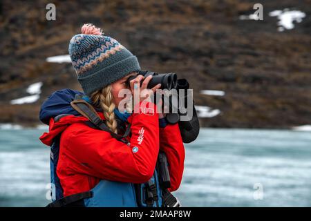 Sbarco a Signehamna. Alla ricerca di wildkife. Nave da crociera della spedizione Greg Mortimer nell'arcipelago di Svalbard, Norvegia artica. Vista sul Signehamna, a Foto Stock