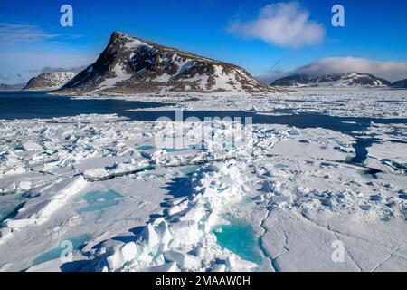 Paesaggio vicino a Phippsoya, Svalbard, nave da crociera della spedizione Greg Mortimer nell'arcipelago di Svalbard, Norvegia artica. Phippsøya (anglicizzato come Phipps è Foto Stock