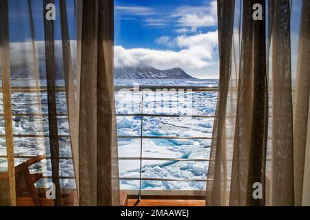 Viste dalla cabina della nave da crociera della spedizione Greg Mortimer nell'arcipelago di Svalbard, Norvegia artica. Paesaggio vicino Phippsoya, Svalbard Foto Stock