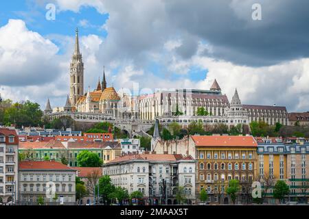 Lato Buda di Budapest, Ungheria con il Castello di Buda, St Mattia e Bastione dei pescatori. Vista dall'edificio del Parlamento ungherese Foto Stock