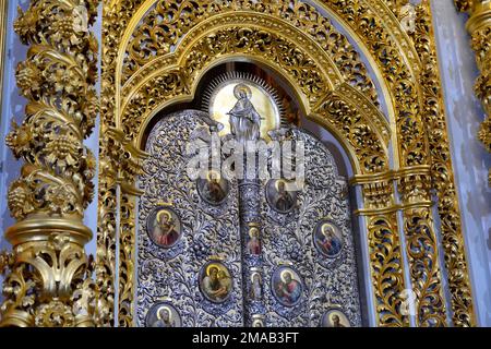 Kiev, Ucraina. 19th Jan, 2023. Altare con le icone della Cattedrale della Dormizione di Kyiv-Pechersk Lavra durante la celebrazione della festa del Battesimo del Signore. La celebrazione della festa del Battesimo del servizio del Signore sotto la presidenza di Serhii Petrovych Dumenko, Metropolita Epifania della Chiesa Ortodossa di Ucraina. Fino al 31 dicembre 2022, i servizi erano tenuti sotto il controllo dell'UOC del Patriarcato di Mosca. Credit: SOPA Images Limited/Alamy Live News Foto Stock