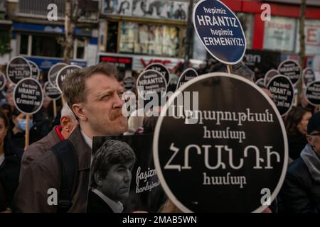 Istanbul, Turchia. 19th gennaio 2022. La gente commemora il giornalista turco-armeno Hrant Dink, dove è stato ucciso 16 anni fa, portando segni sia in armeno che in turco. Credit: Ingrid Woudwijk/Alamy Live News Foto Stock