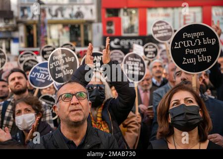 Istanbul, Turchia. 19th gennaio 2022. La gente commemora il giornalista turco-armeno Hrant Dink, dove è stato ucciso 16 anni fa con segni in turco, curdo e armeno. Credit: Ingrid Woudwijk/Alamy Live News Foto Stock