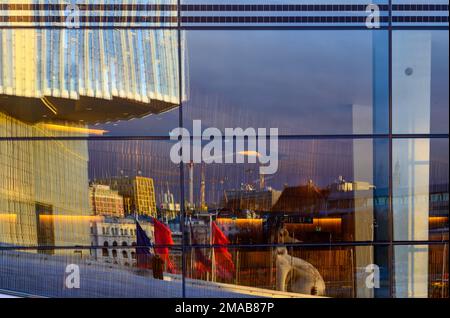 Facciata in vetro particolare del moderno Teatro dell'Opera di Oslo con il riflesso di parte della biblioteca Deichman a Bjorvika, Oslo, Norvegia. Architetti: Snøhetta. Foto Stock