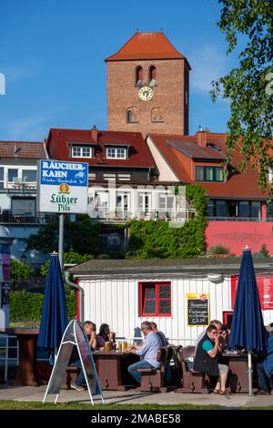01.06.2016, Germania, Meclemburgo-Pomerania occidentale, Waren (Mueritz) - snack bar con pesce ai margini della città vecchia. 00A160601D130CAROEX.JPG [MODELLO Foto Stock