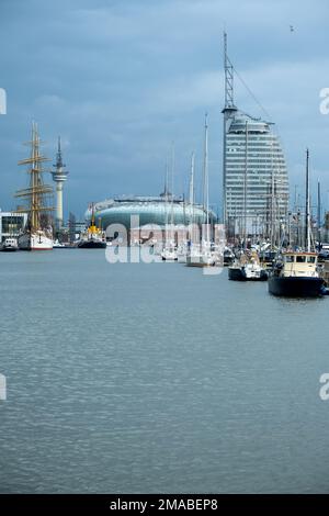 04.11.2021, Germania, Brema, Bremerhaven - Vista sul nuovo porto con Klimahaus Bremerhaven, navi, radio torre e sulla destra ATLANTIC Hotel Sail Cit Foto Stock