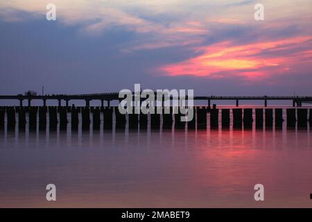 Paesaggi mozzafiato di persone al nuovo molo Heiligenhafen sul Mar Baltico, ammirando il colorato tramonto sul mare Foto Stock