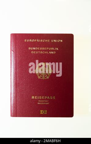 01.12.2022, Germania, Brema, Brema - passaporto biometrico tedesco. 00A221201D503CAROEX.JPG [VERSIONE DEL MODELLO: NON APPLICABILE, VERSIONE DEL MODELLO: NON APPLICABILE Foto Stock