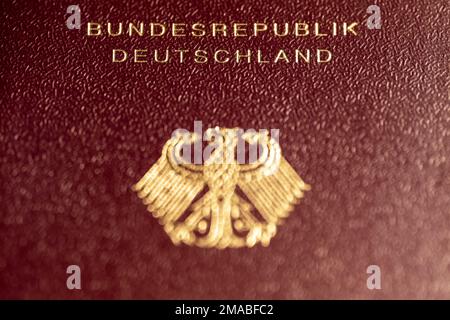 01.12.2022, Germania, Brema, Brema - passaporto biometrico tedesco. 00A221201D514CAROEX.JPG [VERSIONE DEL MODELLO: NON APPLICABILE, VERSIONE DEL MODELLO: NON APPLICABILE Foto Stock