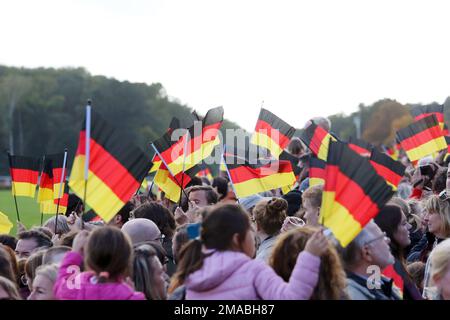 03.10.2022, Germania, Brandeburgo, Hoppegarten - la gente sventolerà bandiere nazionali nella Giornata dell'unità tedesca. 00S221003D940CAROEX.JPG [VERSIONE DEL MODELLO: NO, MODELLO RELE Foto Stock