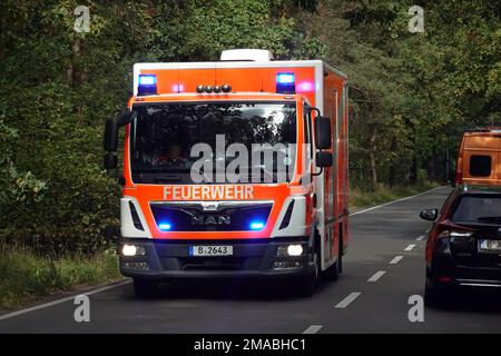 04.10.2022, Germania, , Berlino - movimento di corsa del reparto di fuoco di Berlino in azione. 00S221004D949CAROEX.JPG [VERSIONE DEL MODELLO: NO, VERSIONE DEL MODELLO: NO ( Foto Stock