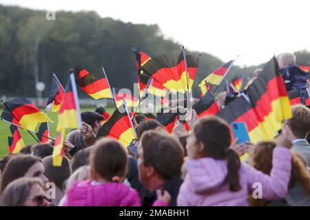 03.10.2022, Germania, Brandeburgo, Hoppegarten - la gente sventolerà bandiere nazionali nella Giornata dell'unità tedesca. 00S221003D941CAROEX.JPG [VERSIONE DEL MODELLO: NO, MODELLO RELE Foto Stock