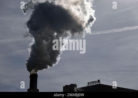 20.10.2022, Germania, , Berlino - Camino fumatore della centrale elettrica di Reuter West con scritta Vattenfall. 00S221020D005CAROEX.JPG [VERSIONE DEL MODELLO: NON APPL Foto Stock