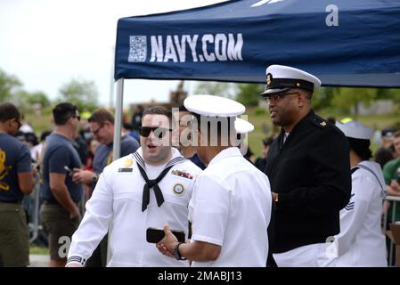 NEW YORK (24 MAGGIO 2022) STATI UNITI I marinai della Marina parlano insieme durante l'evoluzione di "Swarm New York" del Navy Recruiting Command al Miller Field di Staten Island durante la Fleet Week di New York 2022, maggio 24. La Fleet Week di New York, che ha ormai raggiunto i 31st anni, è la celebrazione dei servizi marittimi da tempo celebrata dalla città. Si tratta di un'opportunità senza precedenti per i cittadini di New York e della zona circostante a tre stati di incontrare marinai, Marines e Coast Guardsmen, oltre a testimoniare in prima persona le ultime capacità dei servizi marittimi di oggi. Foto Stock