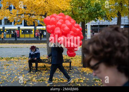 22.10.2022, Germania, , Berlino - Rosso, palloncini a forma di cuore con l'iscrizione Solidarity Enveld sono distribuiti nell'Invalidenpark al calcio di inizio Foto Stock