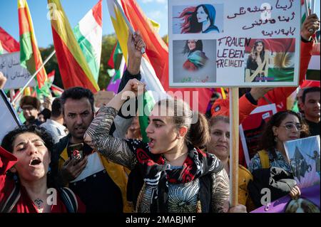 22.10.2022, Germania, Berlino - diverse decine di migliaia di iraniani e attivisti esprimono solidarietà con i manifestanti iraniani nella colonna della Vittoria i Foto Stock