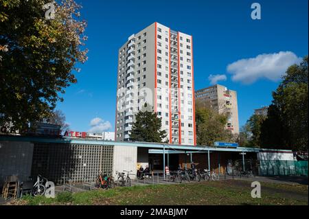 05.11.2022, Germania, , Berlino - alti edifici di appartamenti a Hansaplatz nel quartiere Tiergarten di Mitte. In primo piano è il punto alto-r Foto Stock