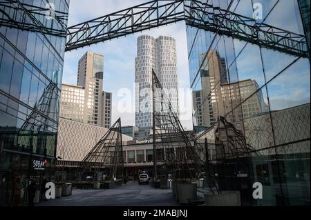 24.11.2022, Germania, , Berlino - il Waldorf Astoria Hotel si riflette nella facciata in vetro del nuovo edificio Kranzler-Eck, mentre la torre del Ber Foto Stock