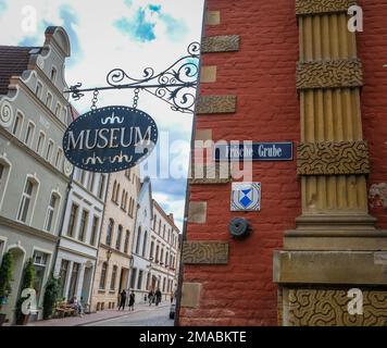 03.09.2022, Germania, Meclemburgo-Pomerania occidentale, Wismar - Museo storico della città Schabbellhaus, città vecchia ristrutturata della città anseatica di Wismar, re Foto Stock