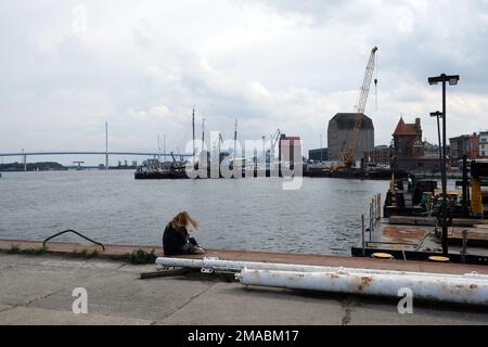 09.09.2022, Germania, Meclemburgo-Pomerania occidentale, Stralsund - Porto di Stralsund, MV Werften Wismar-Rostock-Stralsund sul retro. Il cantiere Foto Stock
