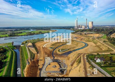 12.10.2022, Germania, Renania settentrionale-Vestfalia, Dinslaken - Emschermuendung nel Reno. Sulla destra, il cantiere del nuovo fiume Emscher Foto Stock