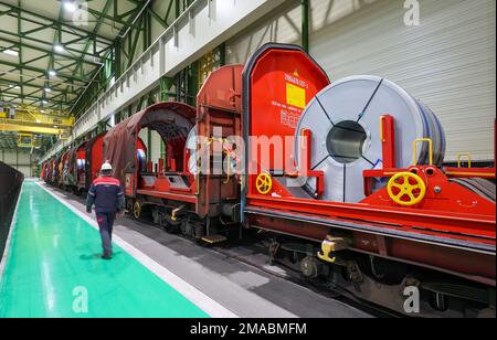 13.10.2022, Germania, Renania settentrionale-Vestfalia, Dortmund - ThyssenKrupp Steel, FBA 10 linea di galvanizzazione a caldo 10, sul sito di Westfalenhuette, acciaio SHE Foto Stock