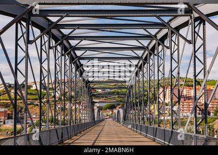 Il ponte d'acciaio sul fiume Douro a peso da Regua è riservato ai pedoni e offre una splendida vista, in Portogallo Foto Stock