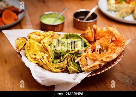 Cibo indiano. Naan cotto in forno con paprika, menta e formaggio Foto Stock