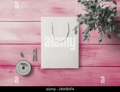 mockup di scrivania rosa con tavolo di legno rosa Foto Stock