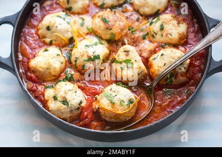 Polpette di pollo e ricotta in salsa di pomodoro Foto Stock