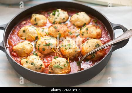 Polpette di pollo e ricotta in salsa di pomodoro Foto Stock