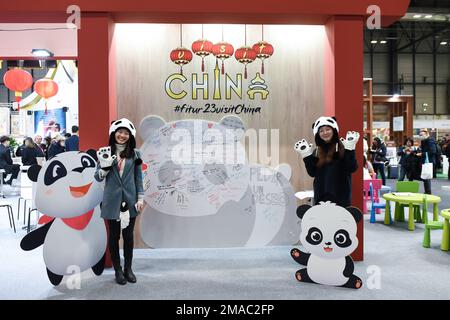 Madrid, Spagna. 18th Jan, 2023. I membri dello staff posano per una foto davanti a uno stand espositivo della Cina durante la Fiera Internazionale del Turismo FITUR 2023 a Madrid, Spagna, 18 gennaio 2023. La fiera, che ha preso il via qui mercoledì, durerà fino al 22 gennaio. Credit: Gustavo Valiente/Xinhua/Alamy Live News Foto Stock