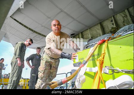 STATI UNITI L'esercito riserva i soldati assegnati alla 346th Theater Aerial Delivery Company, un'unità di Army Airborne, City of Bell U.S. L'Army Reserve Center, California, carica i pallet di carico negli Stati Uniti Marines C-130J durante l'esercitazione Swamp Avenger il 24 maggio 2022 presso l'Air Dominance Center, un centro di addestramento per la preparazione al combattimento a Savannah, Georgia. Diverse unità tattiche di sollevamento dell'aria dell'aeronautica e dei Marines hanno sostenuto l'esercitazione cadendo i pacchetti ed i soldati trasportati in aria durante un periodo di due settimane attraverso lo stato della Georgia in modo che il 346th TADC potesse completare i requisiti annuali di addestramento. (STATI UNITI Aria Natio Foto Stock