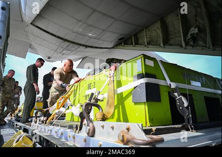 STATI UNITI L'esercito riserva i soldati assegnati alla 346th Theater Aerial Delivery Company, un'unità di Army Airborne, City of Bell U.S. L'Army Reserve Center, California, carica i pallet di carico negli Stati Uniti Marines C-130J durante l'esercitazione Swamp Avenger il 24 maggio 2022 presso l'Air Dominance Center, un centro di addestramento per la preparazione al combattimento a Savannah, Georgia. Diverse unità tattiche di sollevamento dell'aria dell'aeronautica e dei Marines hanno sostenuto l'esercitazione cadendo i pacchetti ed i soldati trasportati in aria durante un periodo di due settimane attraverso lo stato della Georgia in modo che il 346th TADC potesse completare i requisiti annuali di addestramento. (STATI UNITI Aria Natio Foto Stock