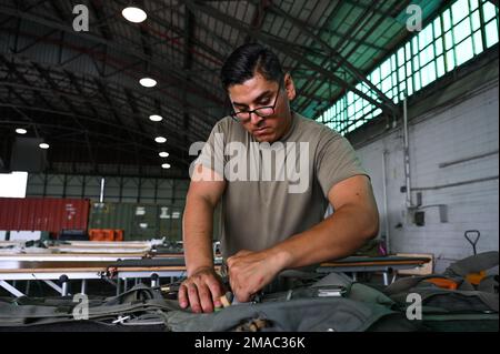 NEGLI STATI UNITI Esercito riserva soldato assegnato alla 346th Theater Aerial Delivery Company, un'unità di Army Airborne, City of Bell US Army Reserve Center, California, prepara e mette a disposizione una varietà di pallet, paracadute e sistemi di consegna di contenitori di massa durante l'esercizio Swamp Avenger il 24 maggio 2022 presso l'Air Dominance Center, Un centro di addestramento per la preparazione al combattimento a Savannah, Georgia. Diverse unità tattiche di sollevamento aereo dell'Air Force e dei Marines hanno sostenuto l'esercizio facendo cadere i pacchetti e i soldati in volo in un periodo di due settimane attraverso lo stato della Georgia in modo che il 346th TADC potrebbe completare annualmente Foto Stock