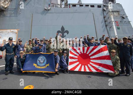 Marinai assegnati al comandante, alle attività della flotta Sasebo (CFAS) e ai comandi locatari, alla nave antinomisura della miniera di classe Avenger USS Warrior (MCM 10), E il cacciatorpediniere missilistico guidato della Japan Maritime Self-Defense Force di classe Maya JS Haguro (DDG 180) posa per una foto durante un tour del molo di trasporto anfibio di classe San Antonio USS New Orleans (LPD 18) 25 maggio 2022. Il tour è stato parte della Fleet Week Japan 2022, un comandante, Navy Region Japan-wide evento che mira a promuovere le relazioni tra gli Stati Uniti Installazioni navali in Giappone, partner JMSDF e membri del pubblico giapponese. Foto Stock