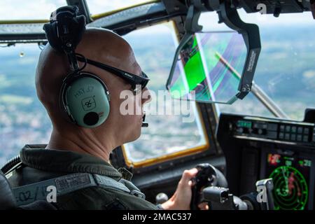 BASE AEREA DI RAMSTEIN, GERMANIA - STATI UNITI Air Force Brig. Il generale Josh Olson, comandante dell'Ala del 86th, vola un aereo C-130J Super Hercules, durante il 80th° anniversario dello Squadrone dell'Airlift 37th alla base aerea di Ramstein, Germania, 25 maggio 2022. Olson è un pilota di comando e ha volato più di 2.900 ore in numerosi aerei diversi tra cui: KC-46A, KC-135, C-130J, KC-10A, C-130E/H E T-37B. Foto Stock