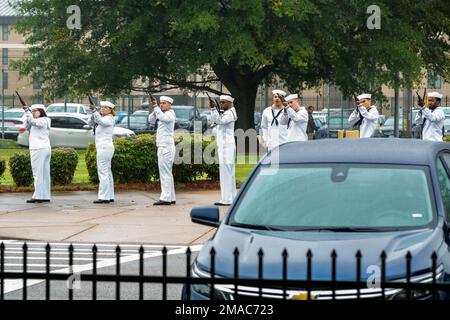 La Guardia d'onore della Regione della Marina Mid-Atlantic (NRMA) ha fornito un saluto da 21 cannoni durante l'annuale Memorial Day Fall-in dei Norfolk Naval Shipyard per i colori il 25 maggio per onorare i caduti. Foto Stock