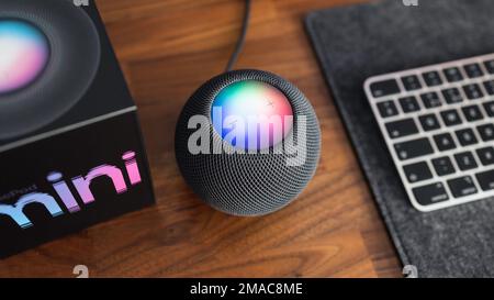 LONDRA - 16 AGOSTO 2022: Mini altoparlante Apple HomePod Mini su una configurazione minima della scrivania in ufficio domestico Foto Stock