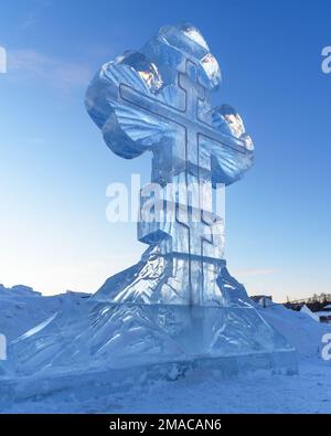 Croce di ghiaccio in inverno. Epifania ortodossi vacanze in un luogo di ghiaccio-foro di nuoto. La Russia Foto Stock